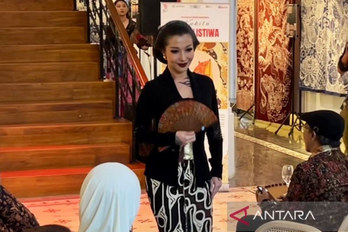 Tren batik kontemporer di tengah kalangan muda Tren batik kontemporer di tengah kalangan muda